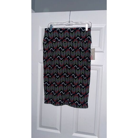 NWT Lularoe Cassie Skirt black/green/red Size small - Picture 1 of 3